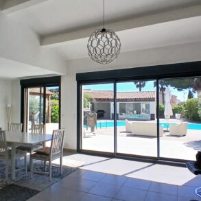 Ljus villa i toppskick, med pool, boulebana, garage – 10 minuter till Medelhavet!