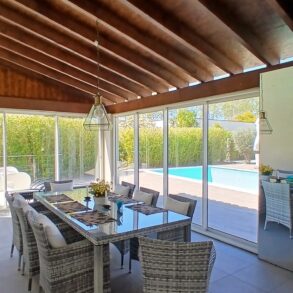 Ljus villa i toppskick, med pool, boulebana, garage – 10 minuter till Medelhavet!