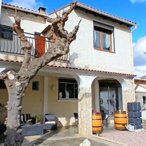 Villa med två bostäder och trädgård nära Orb-floden