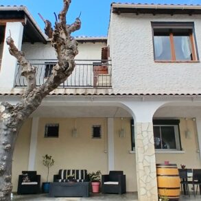 Villa med två bostäder och trädgård nära Orb-floden