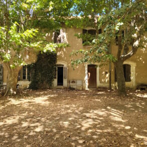 Fd vingård med flera byggnader och stor tomt, nära Narbonne