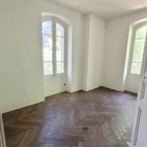 Fd vingård med flera byggnader och stor tomt, nära Narbonne