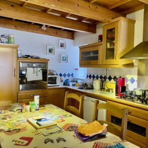 Byhus med terrass, i Orb-dalen