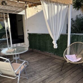 Rymligt byhus med trädgård och pool, i en större by med bra service