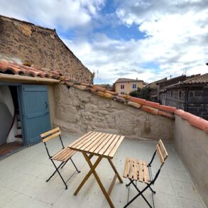 Charmigt litet hus med terrass, i Agde