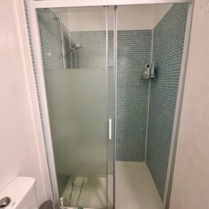 Charmigt litet hus med terrass, i Agde