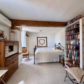 Charmigt byhus med utsikt