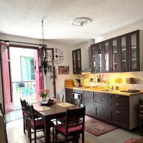 Charmigt byhus i Agde, med loggia