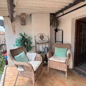 Charmigt byhus i Agde, med loggia
