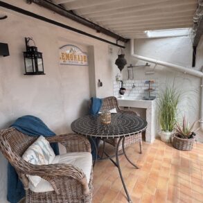 Charmigt byhus i Agde, med loggia