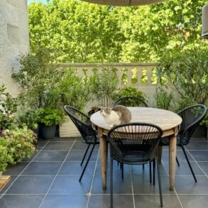 Elegant, renoverad borgarlägenhet med terrass, centralt i Béziers