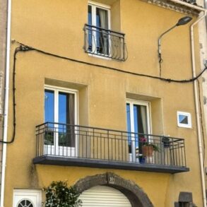 Rymligt byhus med garage och terrass, centralt i Marseillan