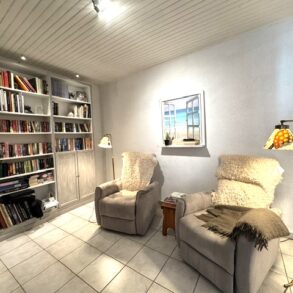Rymligt byhus med garage och terrass, centralt i Marseillan