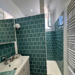 Rymligt byhus med garage och terrass, centralt i Marseillan