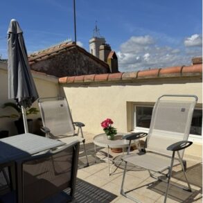 Rymligt byhus med garage och terrass, centralt i Marseillan