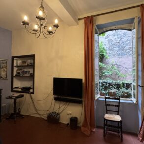 Byhus med gård, i Agde