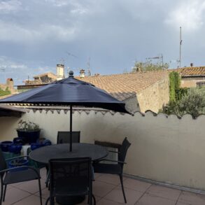 Rymligt, renoverat byhus med två terrasser, i Agde