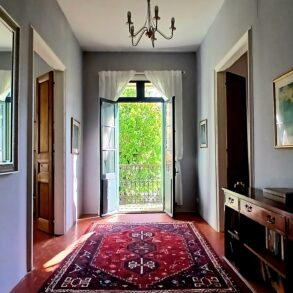 Renoverat borgarhus med trädgård och pool
