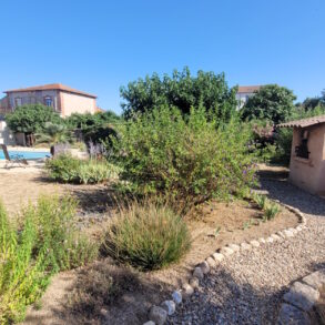 Enplansvilla med Medelhavsträdgård, pool och garage
