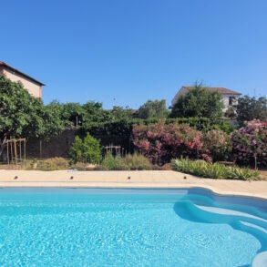 Enplansvilla med Medelhavsträdgård, pool och garage