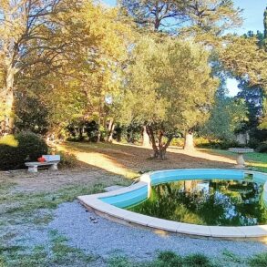 Borgarhus med trädgård och pool