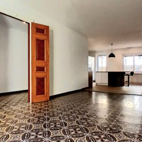 Renoverat borgarhus med garage, uteplats och originaldetaljer