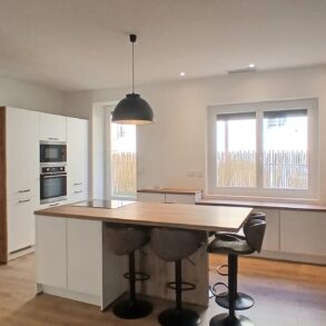 Renoverat borgarhus med garage, uteplats och originaldetaljer