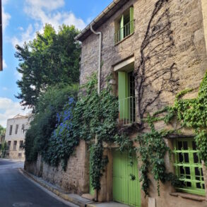 Stenhus med trädgård, i Pézenas