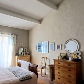 Charmigt hus med flera uteplatser, glasveranda och trädgård