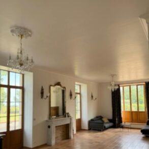 Slott från 1700-talet, mitt bland vinfälten