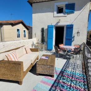 Charmigt byhus med terrass, säljs möblerat