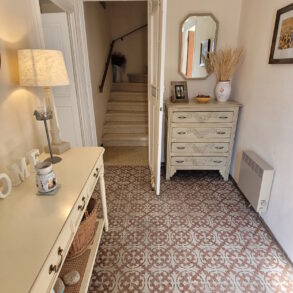 Charmigt byhus med terrass, säljs möblerat