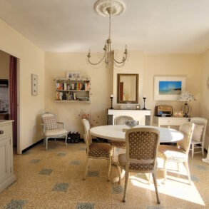 Charmigt byhus med terrass, säljs möblerat