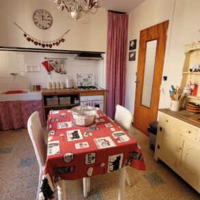 Charmigt byhus med terrass, säljs möblerat