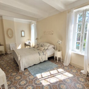 Charmigt byhus med terrass, säljs möblerat