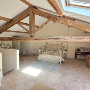 Charmigt byhus med terrass, säljs möblerat