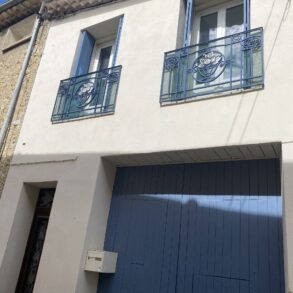 Byhus med innergård och garage