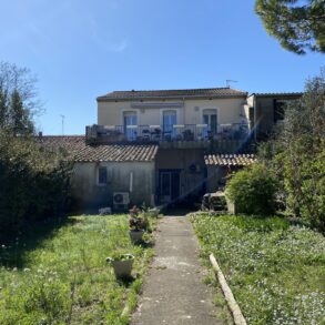 Vinmakarhus med trädgård, separat gästhus och garage