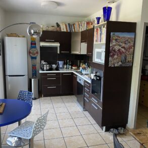 Vinmakarhus med trädgård, separat gästhus och garage