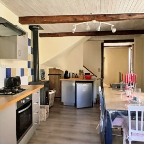 Renoverat byhus med stor balkong
