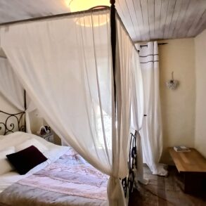 Renoverat byhus med stor balkong