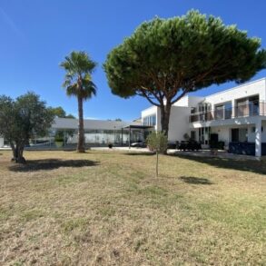 Modern villa med pool inomhus, vy till Medelhavet