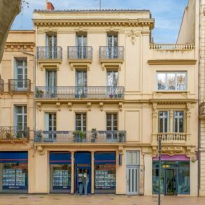 Elegant, renoverad borgarlägenhet med terrass, centralt i Béziers